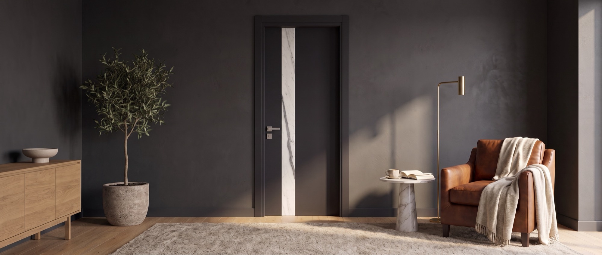 Porta nera con la fascia in marmo, in un salotto con le pareti antracite