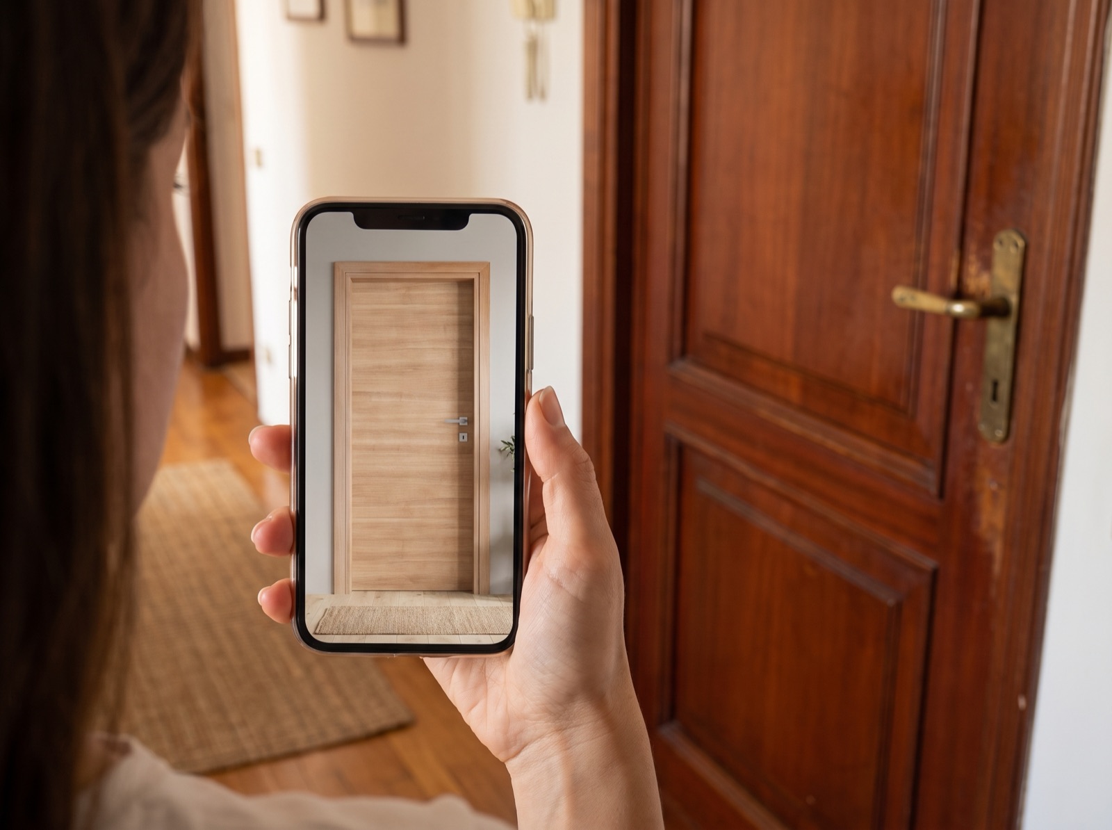 Una persona fotografa la sua vecchia porta e sul telefono vede al suo posto una porta TOR